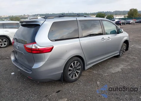2018 Toyota Sienna Le 7 Passenger z USA, uszkodzony, nr VIN 5TDJZ3DC9JS199452